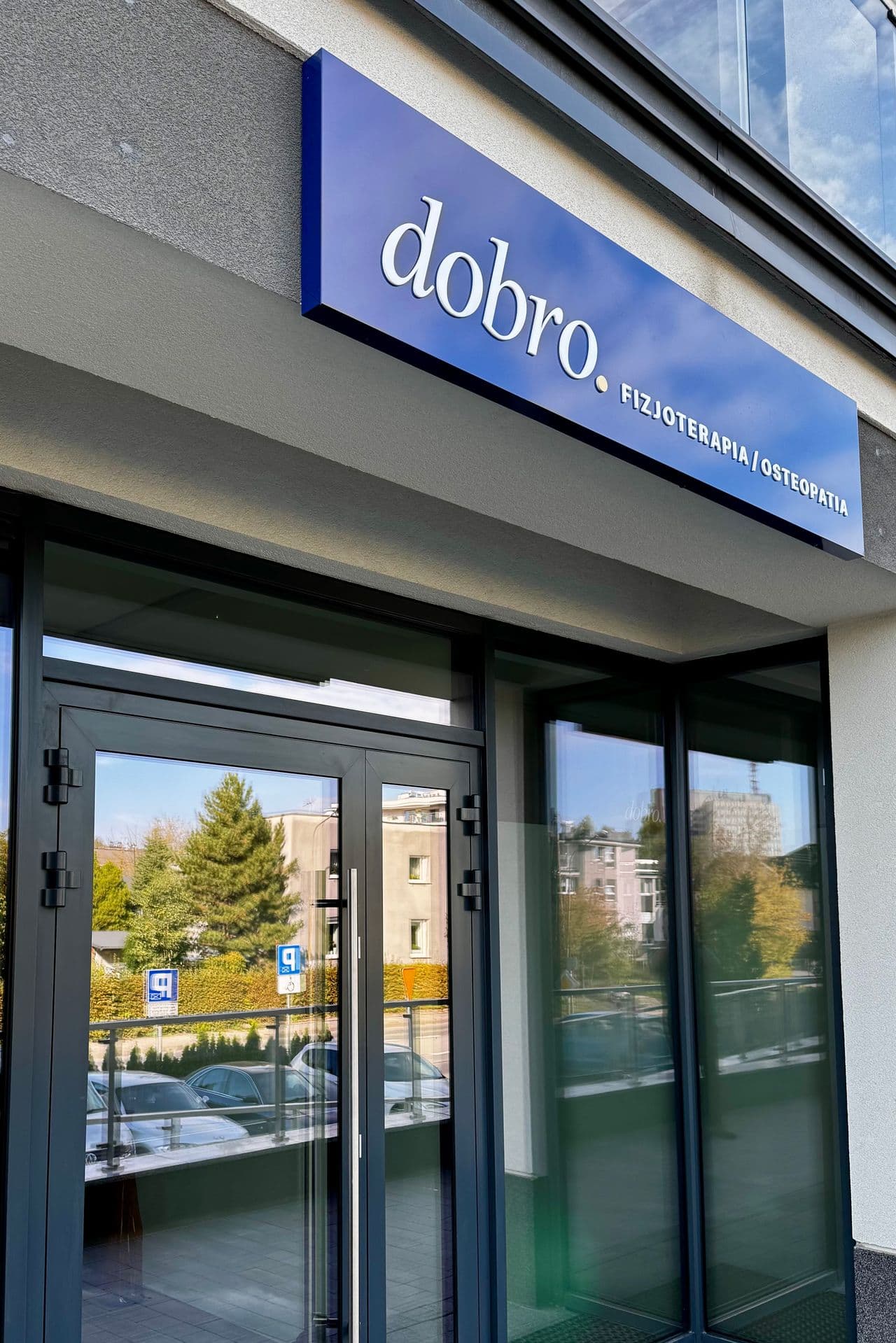 Szyld gabinetu dobro. – fizjoterapia i osteopatia – nad wejściem do gabinetu w Kielcach