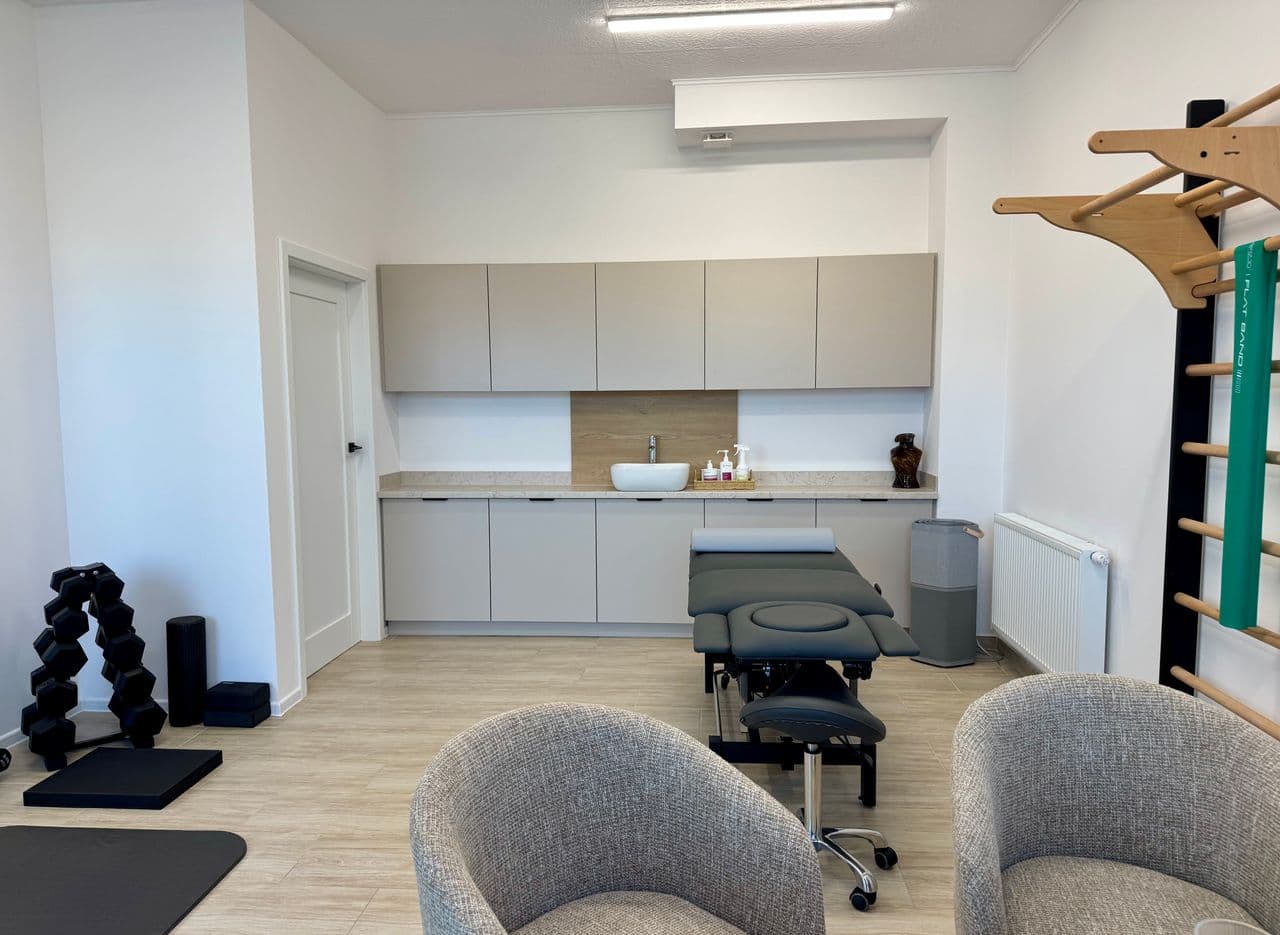 Gabinet fizjoterapii i osteopatii dobro. w Kielcach z umywalką, stołem terapeutycznym, hantlami i fotelami